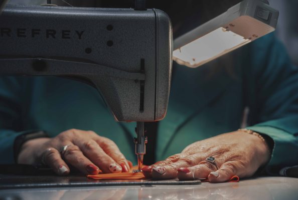 Máquina de coser en la mano

Descripción generada automáticamente con confianza baja